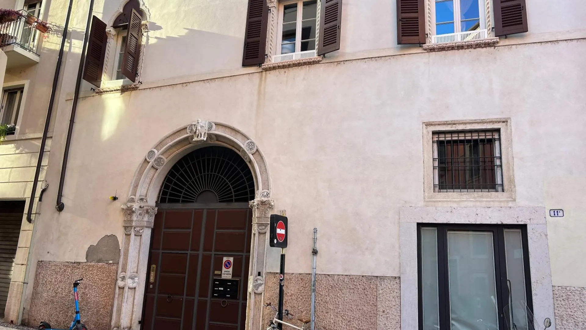 AD Verona flat 0*,  Italia